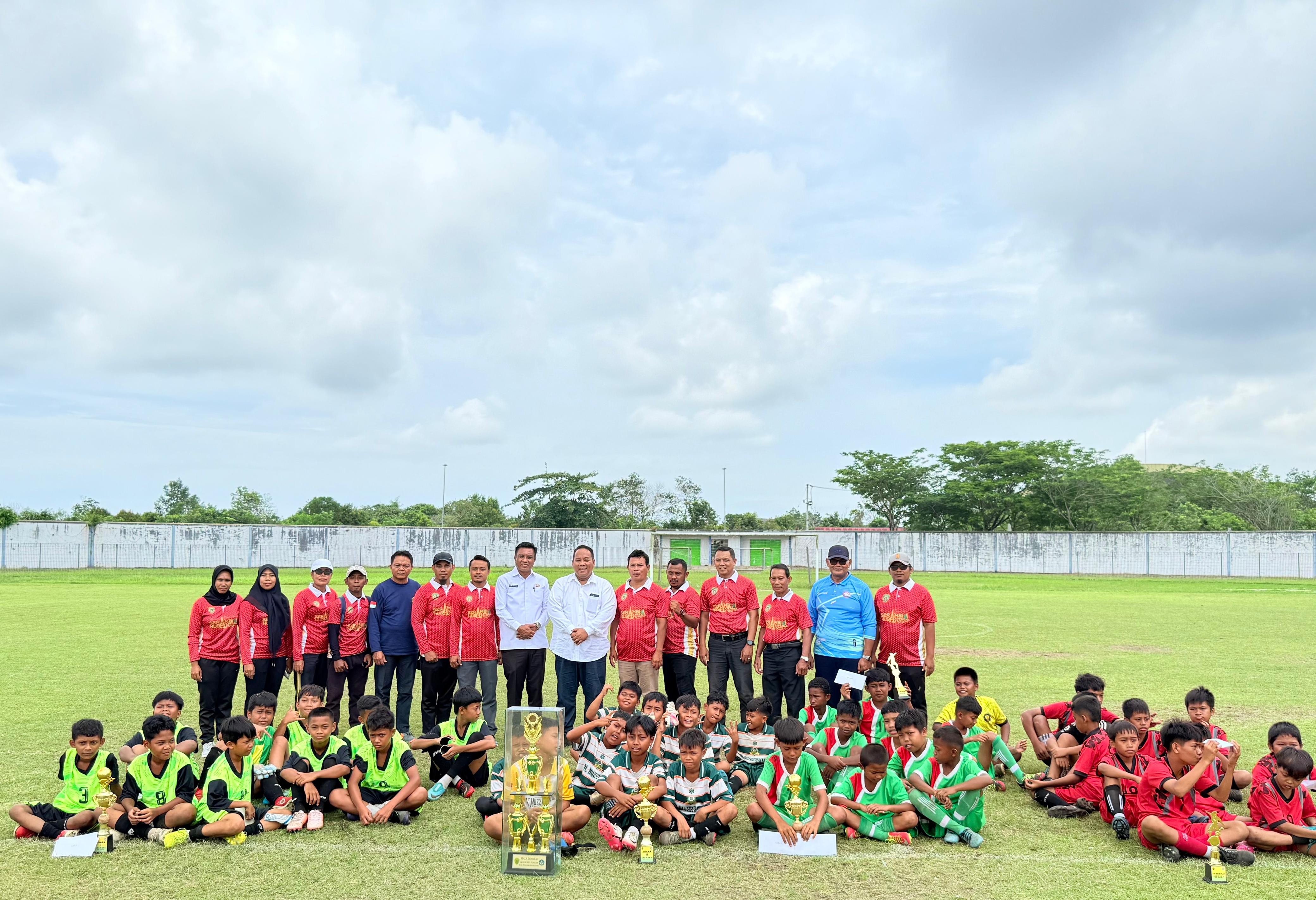 Penyerahan Piala Turnamen Sepak Bola Mini Liga SD CUP V yang digelar oleh KKG dan K3S Kec. Penajam