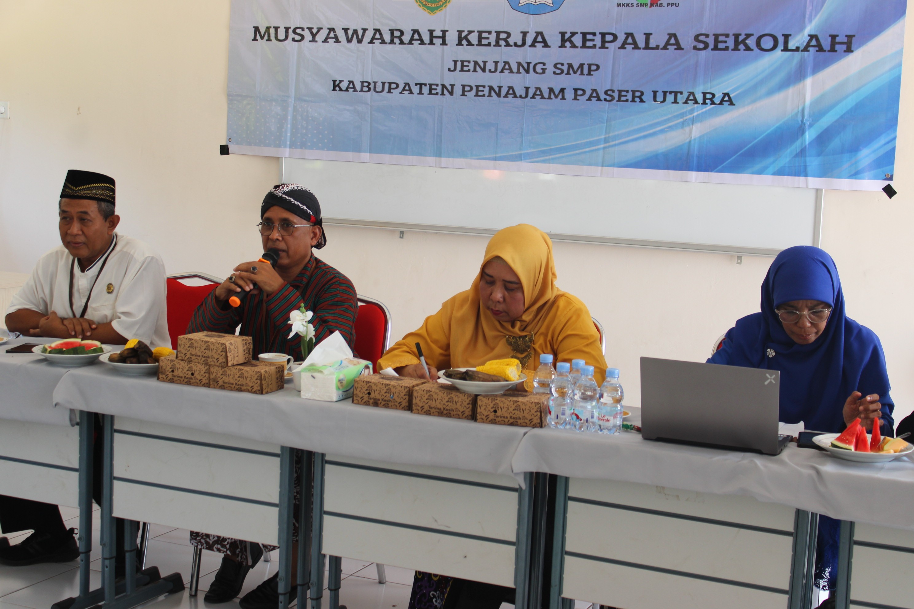 Plt. Kadisdikpora PPU Hadiri MKKS SMP dan Peringatan Hari Kartini