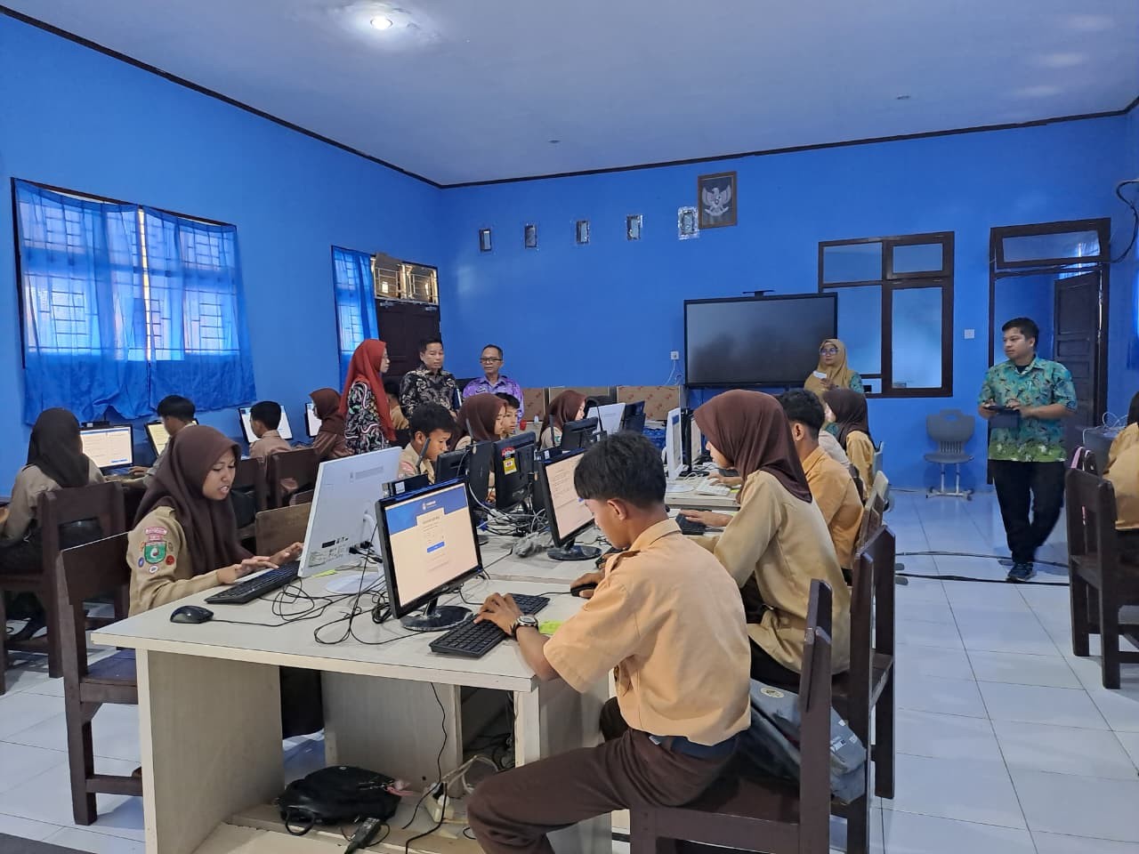 Sekretaris Dinas Pendidikan PPU Monitoring Pelaksanaan TKA di SMP Negeri 17 Penajam Paser Utara