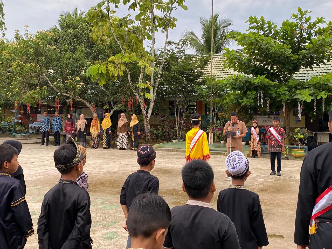 Harmoni Nusantara di SDN 008 Waru: Upacara Bendera dan Semarak Program 