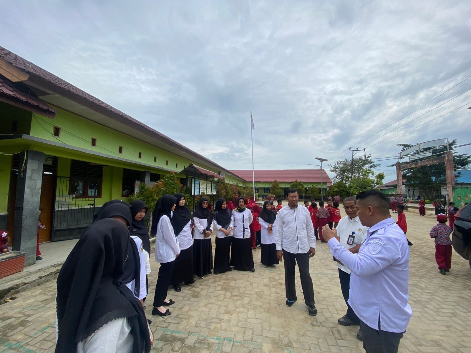 Monitoring Implementasi Pendidikan Karakter di awal pembelajaran