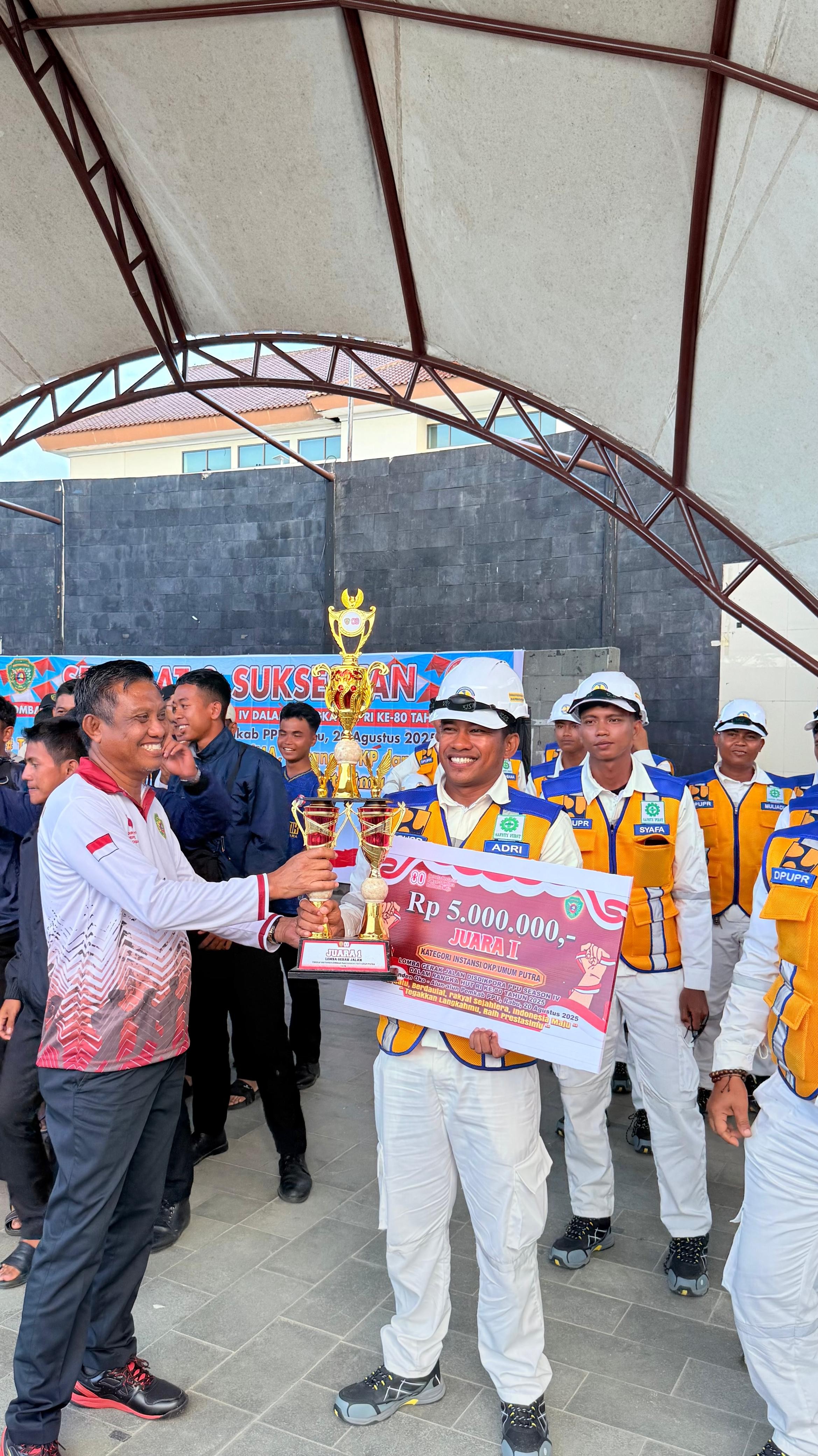 Pemenang Lomba Gerak Jalan Disdikpora Kategori Instansi/OKP/Umum Putra dan Putri.