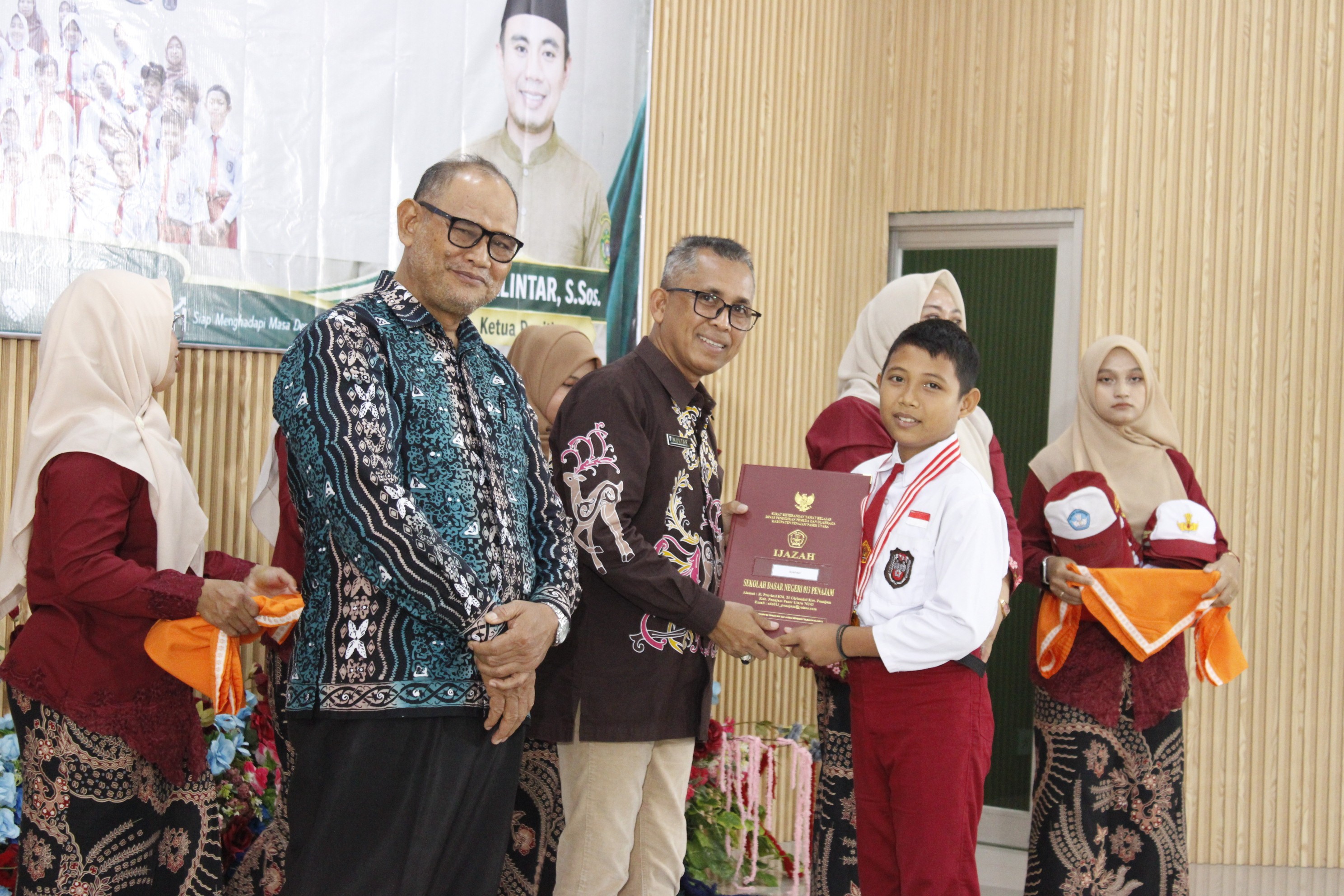 Plt. Kadisdikpora PPU Hadiri Pelepasan Siswa SDN 013 Penajam