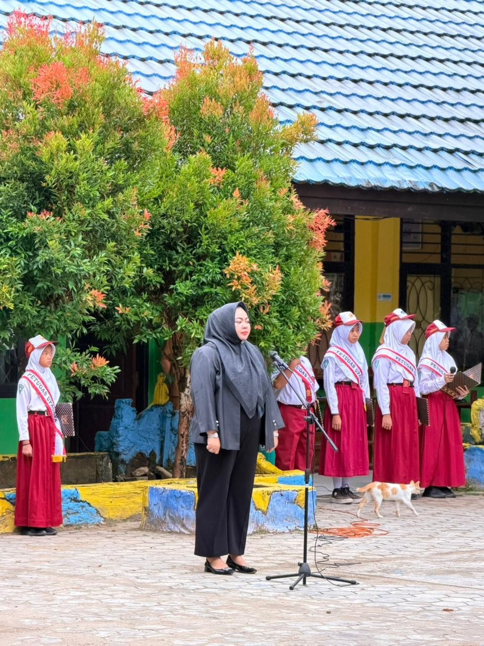 Perkuat Karakter Siswa, Tenaga Ahli dan Pengawas Disdikpora PPU Pimpin Upacara di Satuan Pendidikan