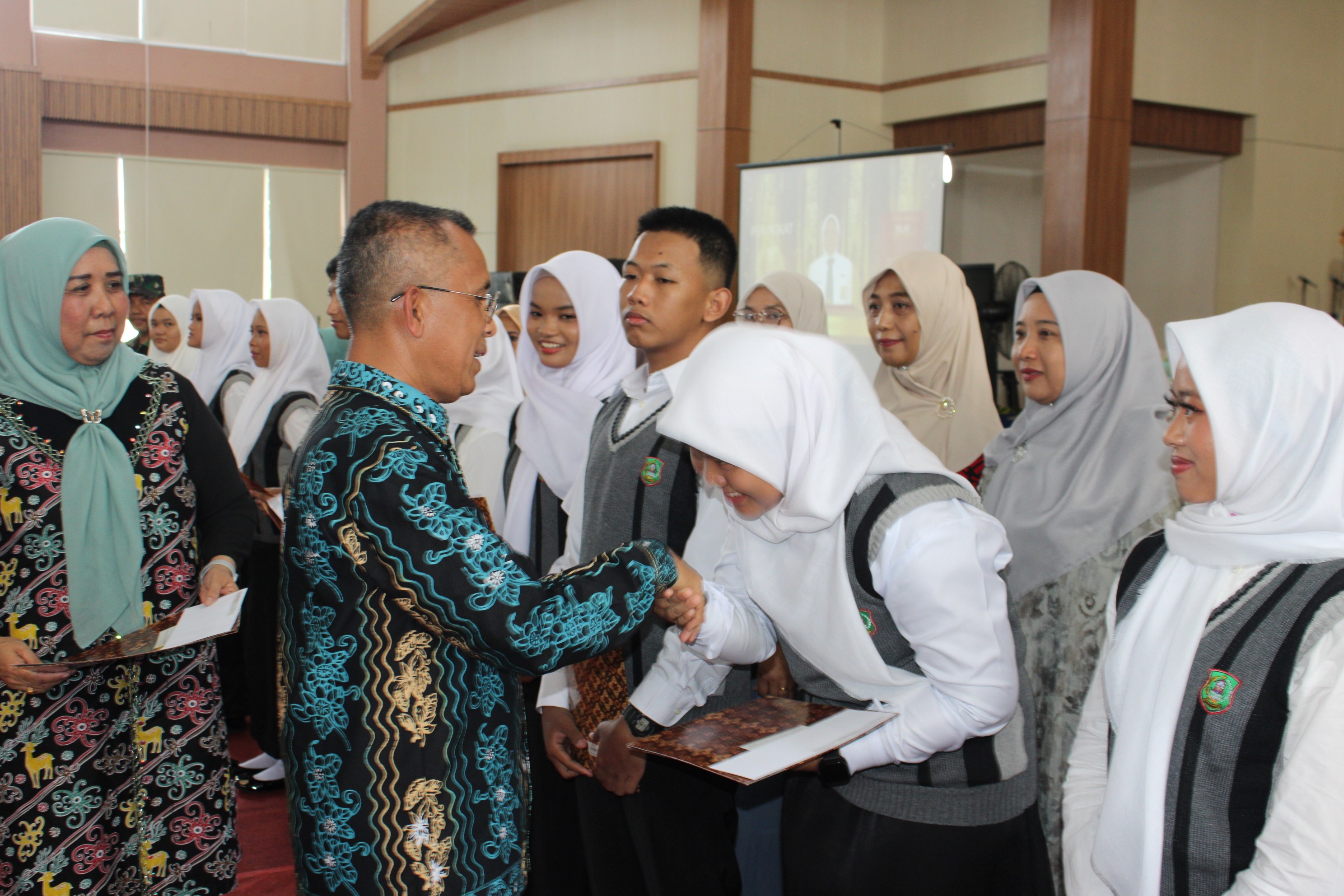 Kadisdikpora Hadiri Purnawiyata Angkatan ke-39 SMP Negeri 5 PPU